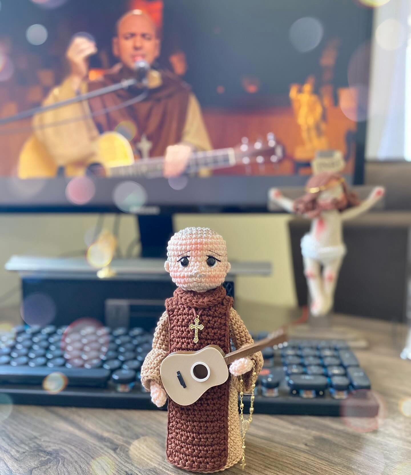 Frei Gilsinho, o Companheiro de Oração! | Acompanha Ostensório + Violão